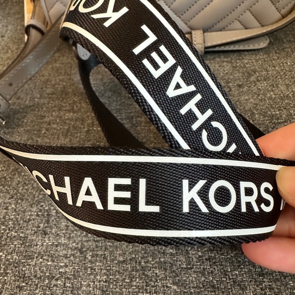 NWT!Michael Kors Peyton Small Quilted Camera Bag Women's Crossbody In Pearl Grey - Picture 9 of 10